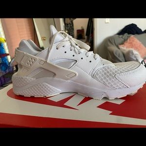 Nike air white huaraches size women’s 11.5